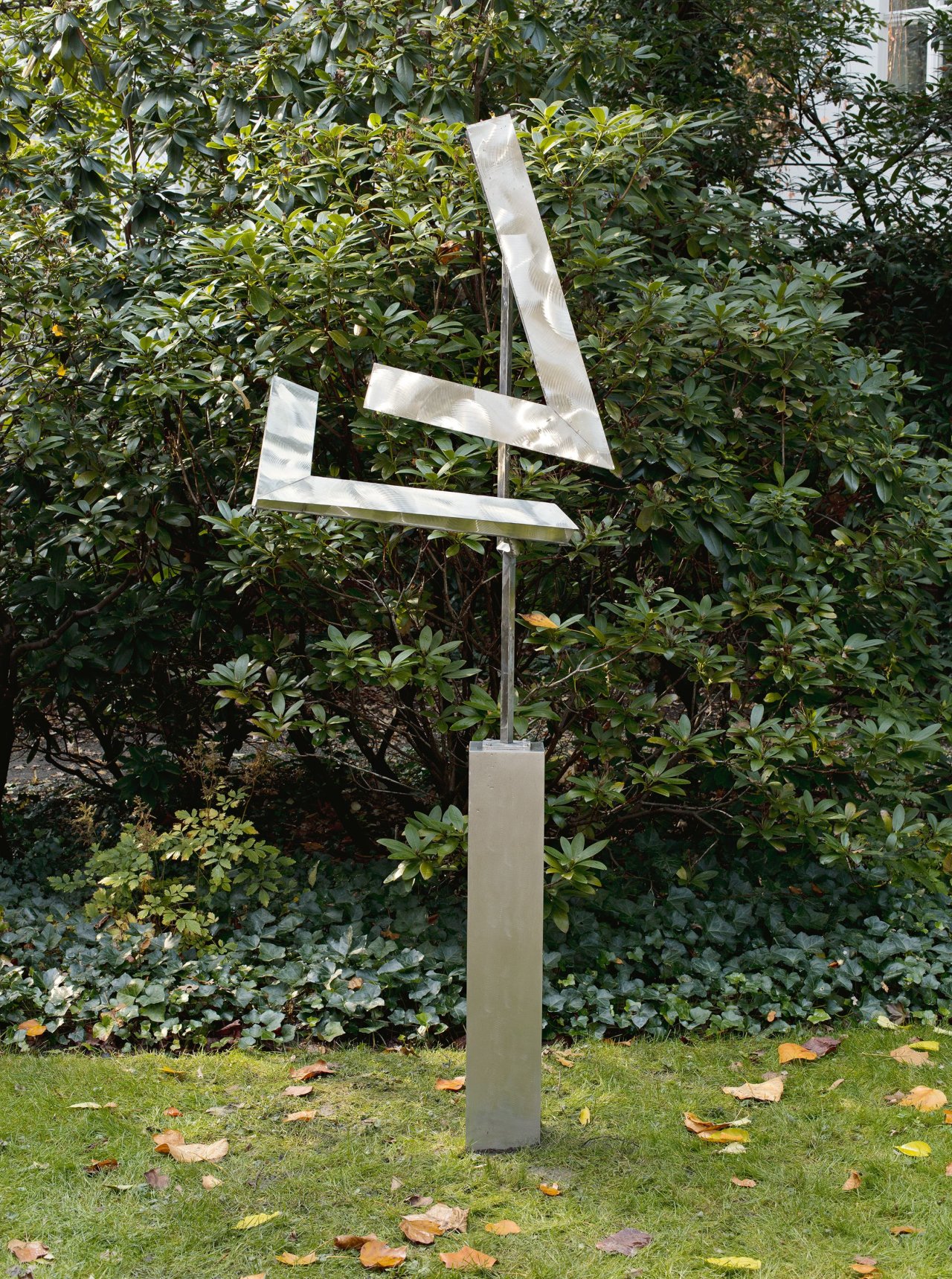 This picture shows the following artwork: George Rickey. „Acute L´s One Up One Down Excentric“. 1983.