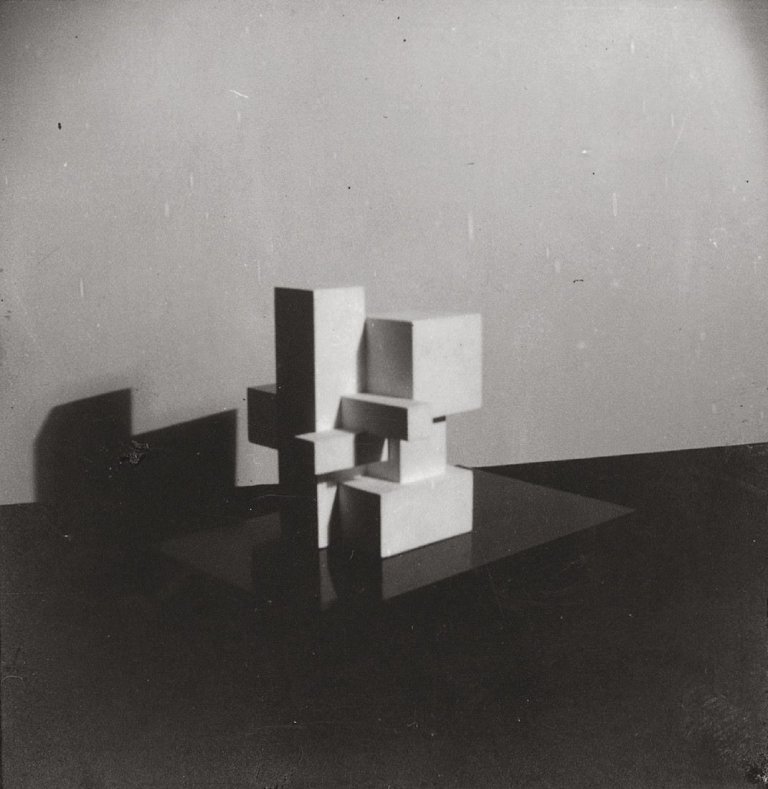 Auf diesem Bild ist das folgende Kunstwerk zu sehen: Heinz Loew. Ohne Titel (Plastische Werkstatt Joost Schmidt). Um 1930.