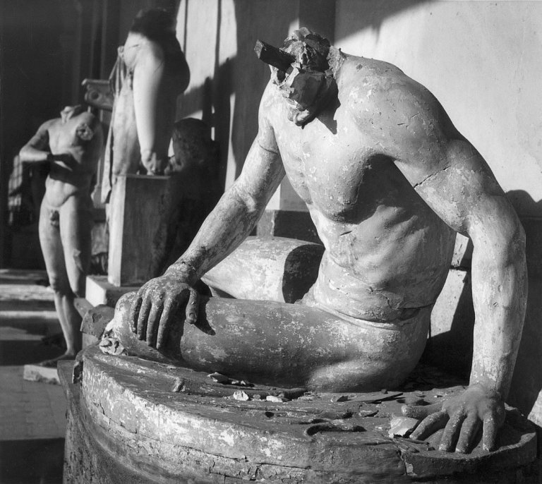 Auf diesem Bild ist das folgende Kunstwerk zu sehen: Herbert List. „,Gipskrüppel’ in den Gängen der Münchner Akademie“. 1947.