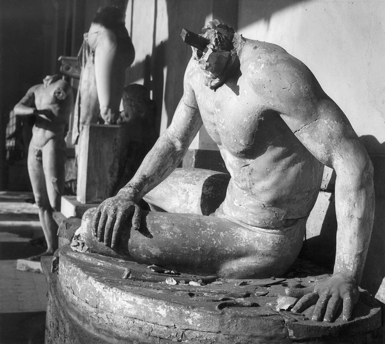 Auf diesem Bild ist das folgende Kunstwerk zu sehen: Herbert List. „,Gipskrüppel’ in den Gängen der Münchner Akademie“. 1947.