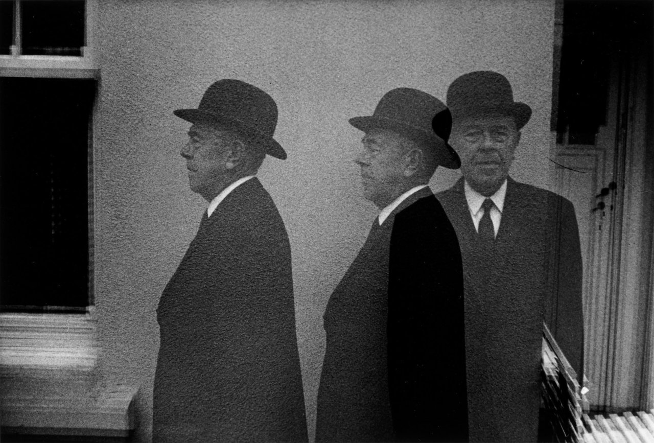 Auf diesem Bild ist das folgende Kunstwerk zu sehen: Duane Michals. „Rene Magritte“. 1965.