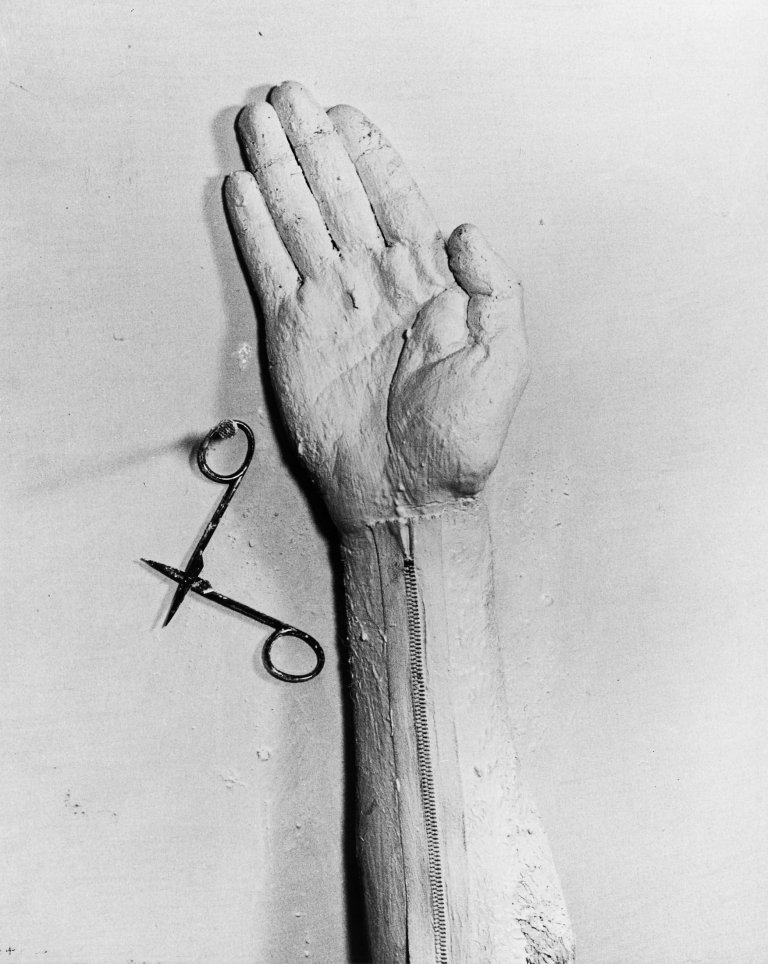 Auf diesem Bild ist das folgende Kunstwerk zu sehen: Günter Brus. Ohne Titel, aus der Serie „Selbstbemalung I“. 1964.