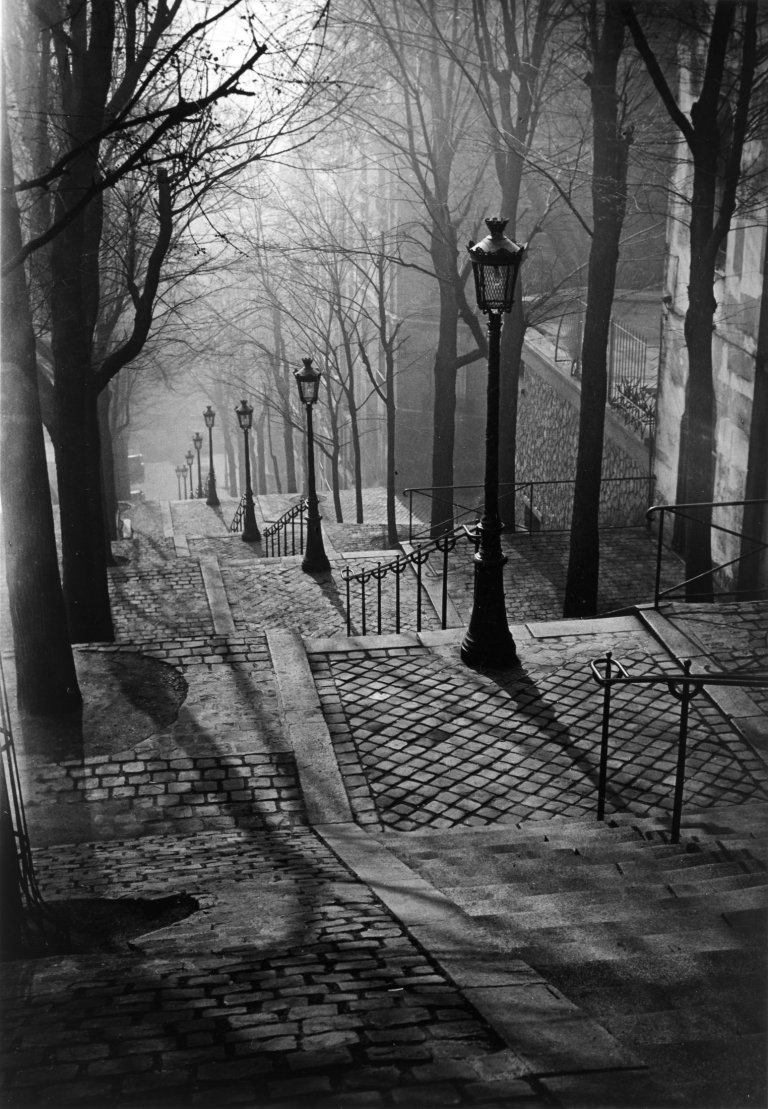 Auf diesem Bild ist das folgende Kunstwerk zu sehen:  Brassaï (d.i. Halász, Gyula). Les Escaliers de Montmartre, Paris. Um 1930.
