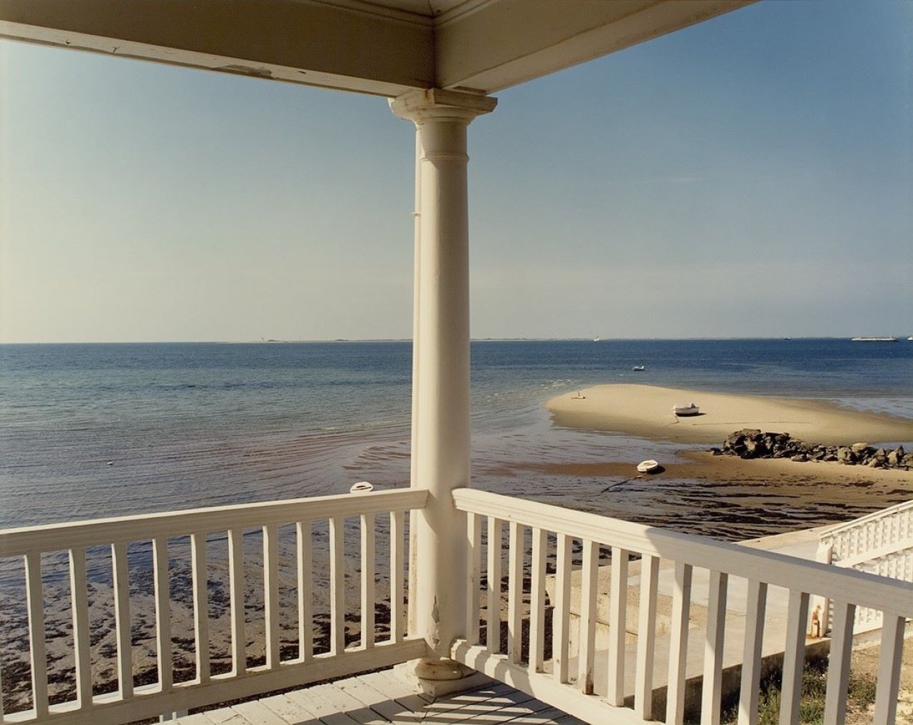 Auf diesem Bild ist das folgende Kunstwerk zu sehen: Joel Meyerowitz. „Porch Series“, Provincetown. 1977.