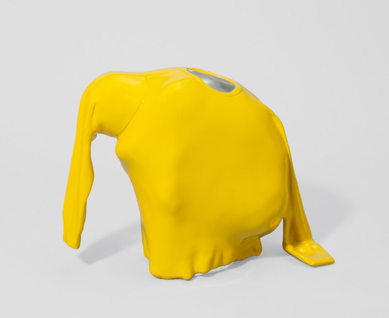 Auf diesem Bild ist das folgende Kunstwerk zu sehen: Erwin Wurm. Ohne Titel (Man Hiding in Pullover). 2011.