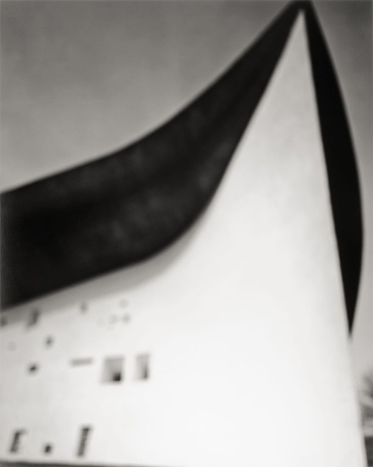 Auf diesem Bild ist das folgende Kunstwerk zu sehen: Hiroshi Sugimoto. Chapel of Notre Dame du Haut (Le Corbusier), aus der Serie „Architecture“. 1998.