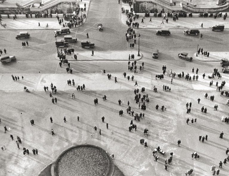 Auf diesem Bild ist das folgende Kunstwerk zu sehen: Ilse Bing. „Champs de Mars“, Paris. 1931.