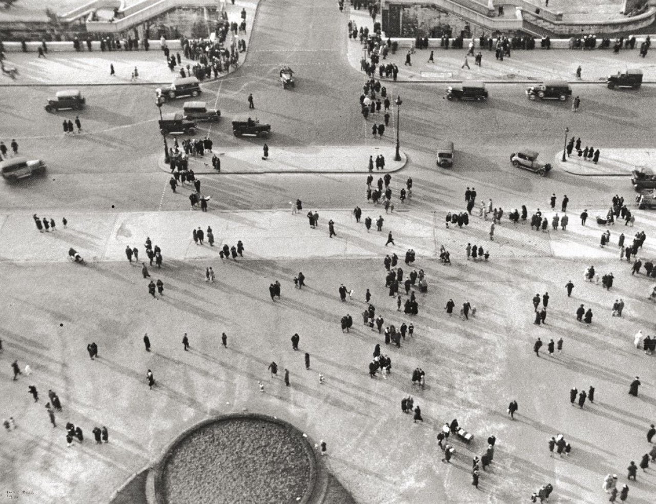 Auf diesem Bild ist das folgende Kunstwerk zu sehen: Ilse Bing. „Champs de Mars“, Paris. 1931.