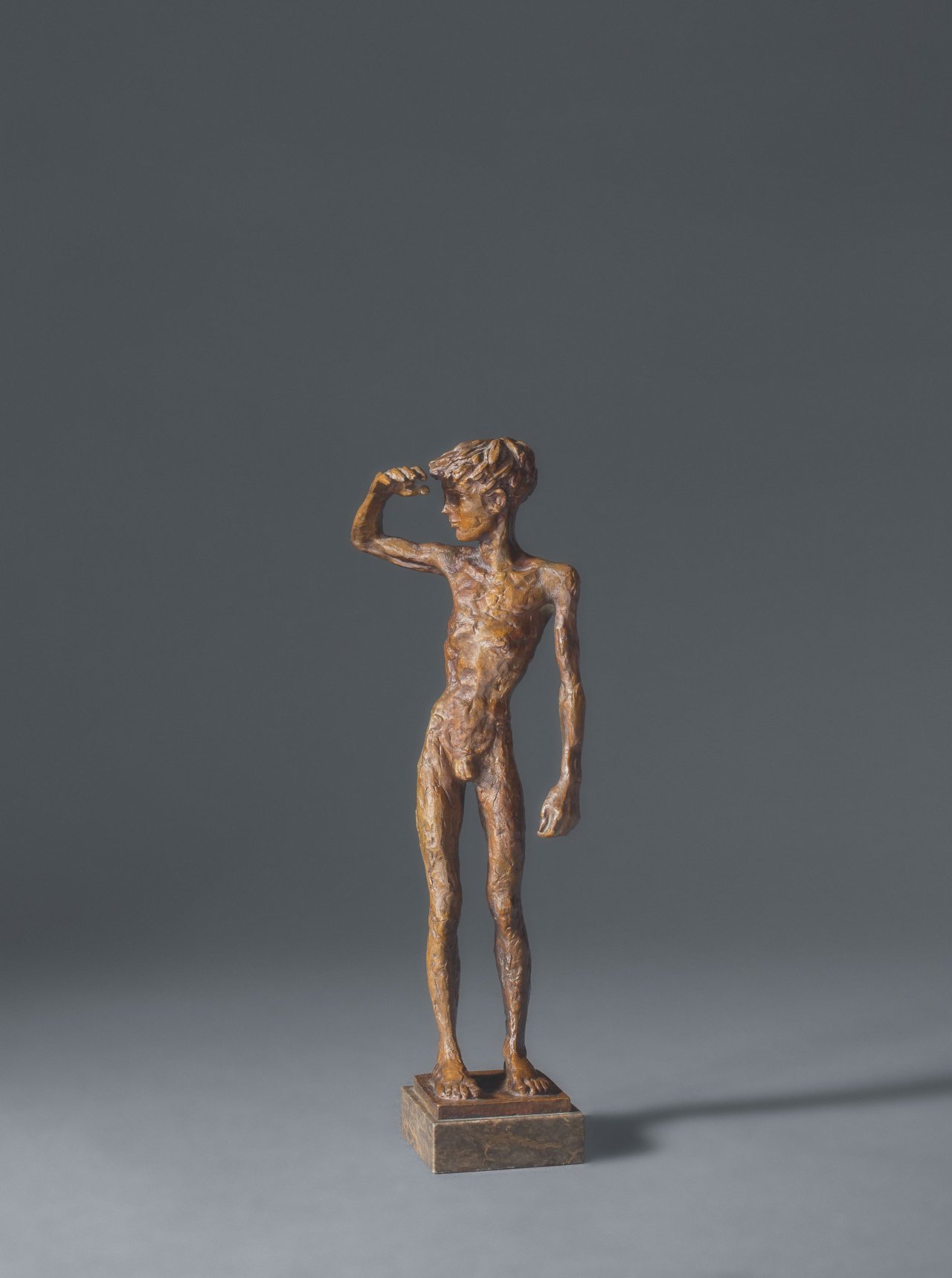 Auf diesem Bild ist das folgende Kunstwerk zu sehen: Renée Sintenis. „Ausblickender Knabe“. 1952.
