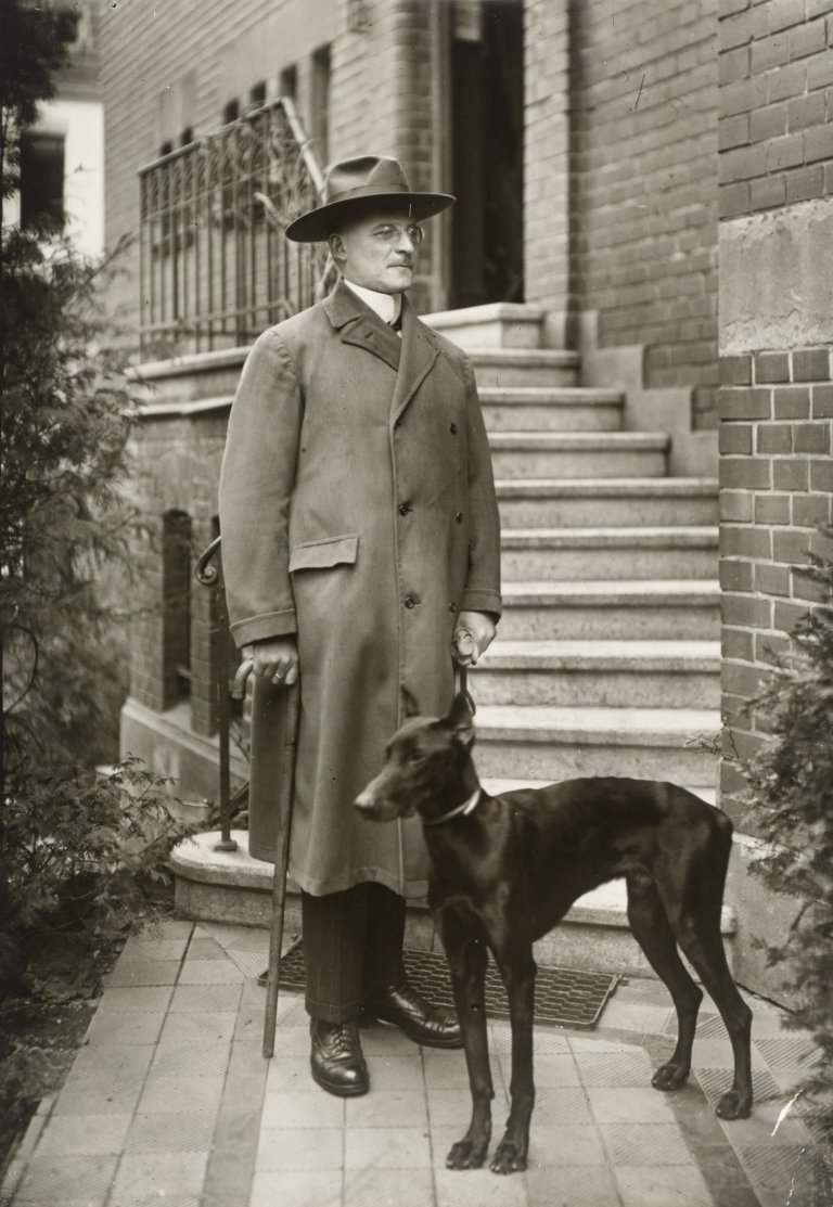 This picture shows the following artwork: August Sander. Der Notar, Köln. 1924.