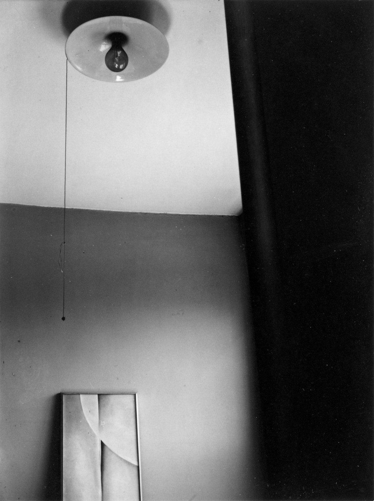 Auf diesem Bild ist das folgende Kunstwerk zu sehen: Dorothy Norman. An American Place – O’Keeffe Painting VI with Light Bulb. Um 1936.