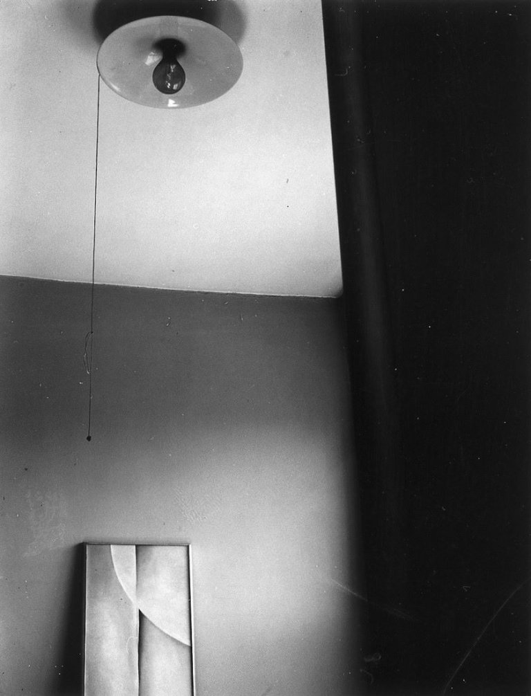 Auf diesem Bild ist das folgende Kunstwerk zu sehen: Dorothy Norman. An American Place – O’Keeffe Painting VI with Light Bulb. Um 1936.