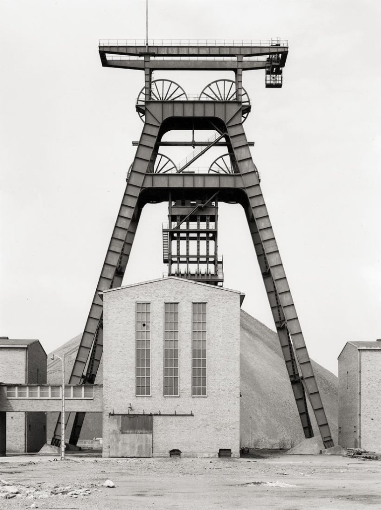 Auf diesem Bild ist das folgende Kunstwerk zu sehen: Bernd und Hilla Becher (Siegen 1931 - 2007 Rostock / Potsdam 1934 - 2015 Düsseldorf). „Förderturm in Sains en Gohelle Nordfrankreich“. 1972.