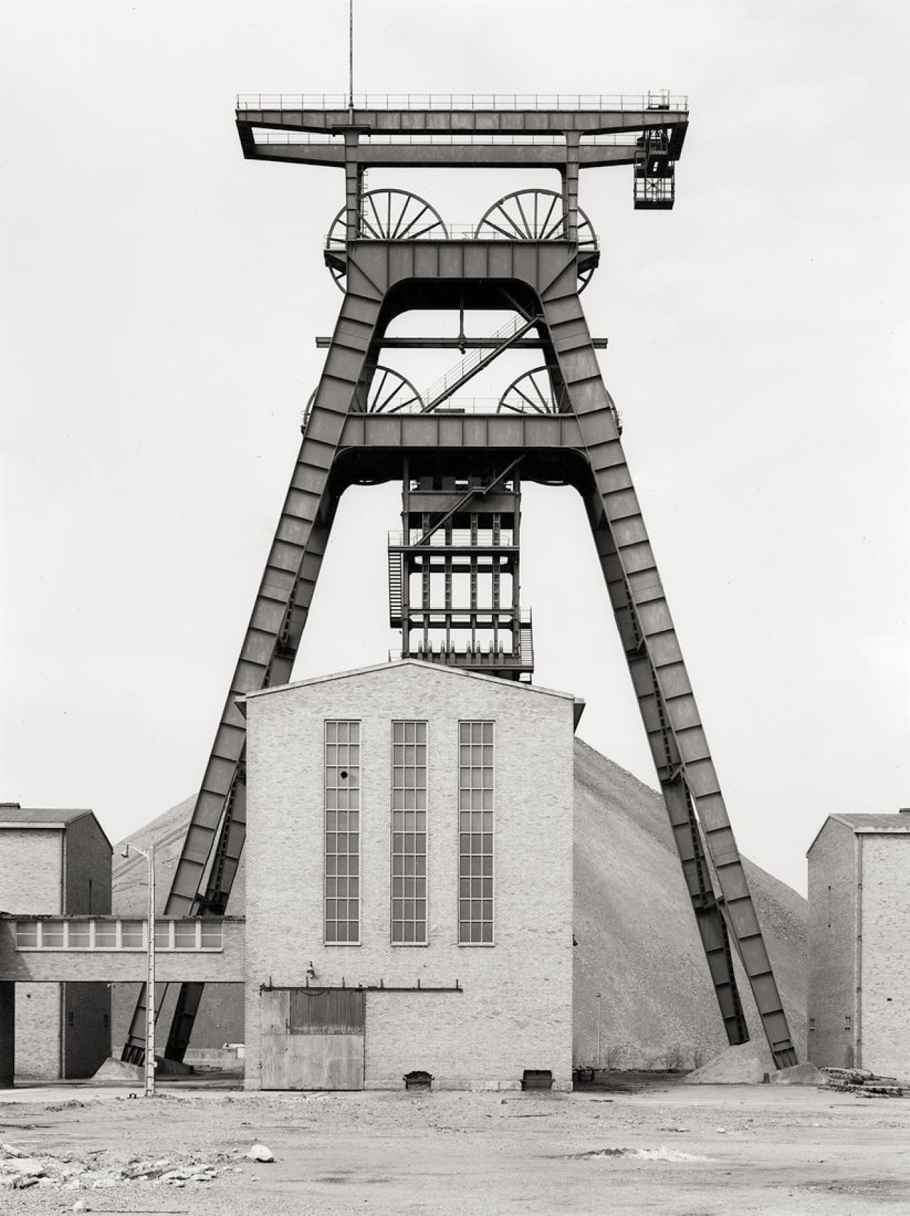 Auf diesem Bild ist das folgende Kunstwerk zu sehen: Bernd und Hilla Becher (Siegen 1931 - 2007 Rostock / Potsdam 1934 - 2015 Düsseldorf). „Förderturm in Sains en Gohelle Nordfrankreich“. 1972.