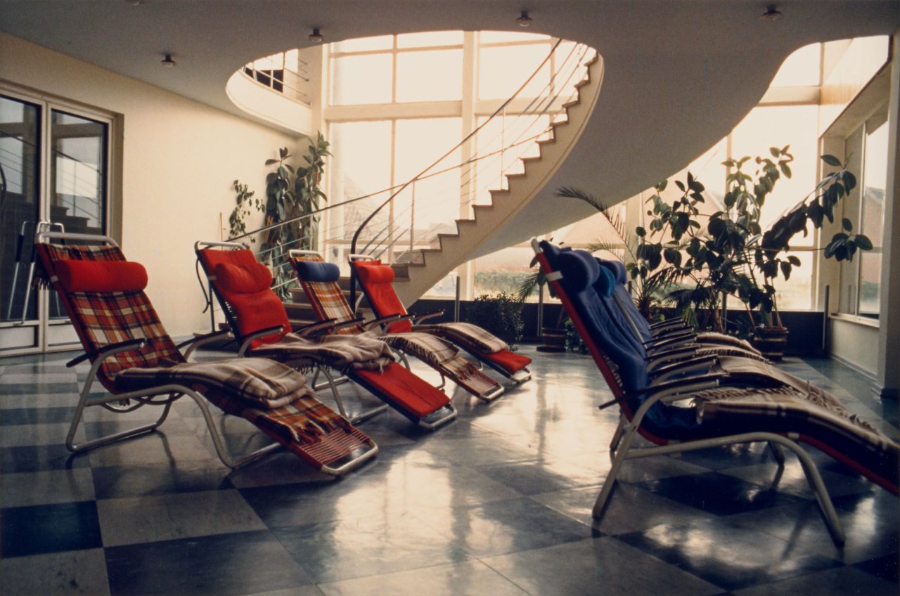Auf diesem Bild ist das folgende Kunstwerk zu sehen: Candida Höfer. „Kurmittelhaus Wenningstedt I 1979“.
