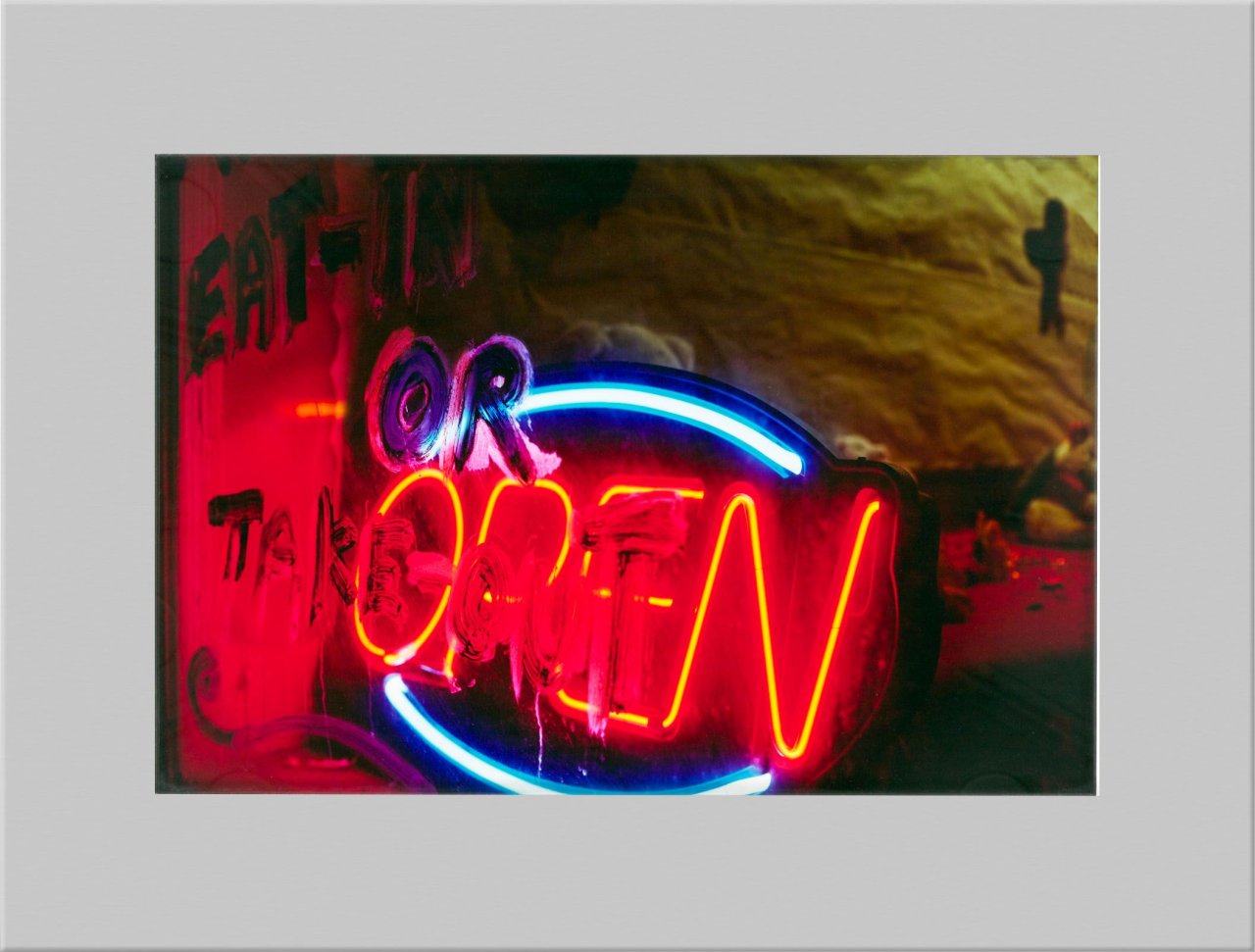 Auf diesem Bild ist das folgende Kunstwerk zu sehen: William Eggleston. „Ohne Titel (Mayfield, Kentucky)“. 2002.