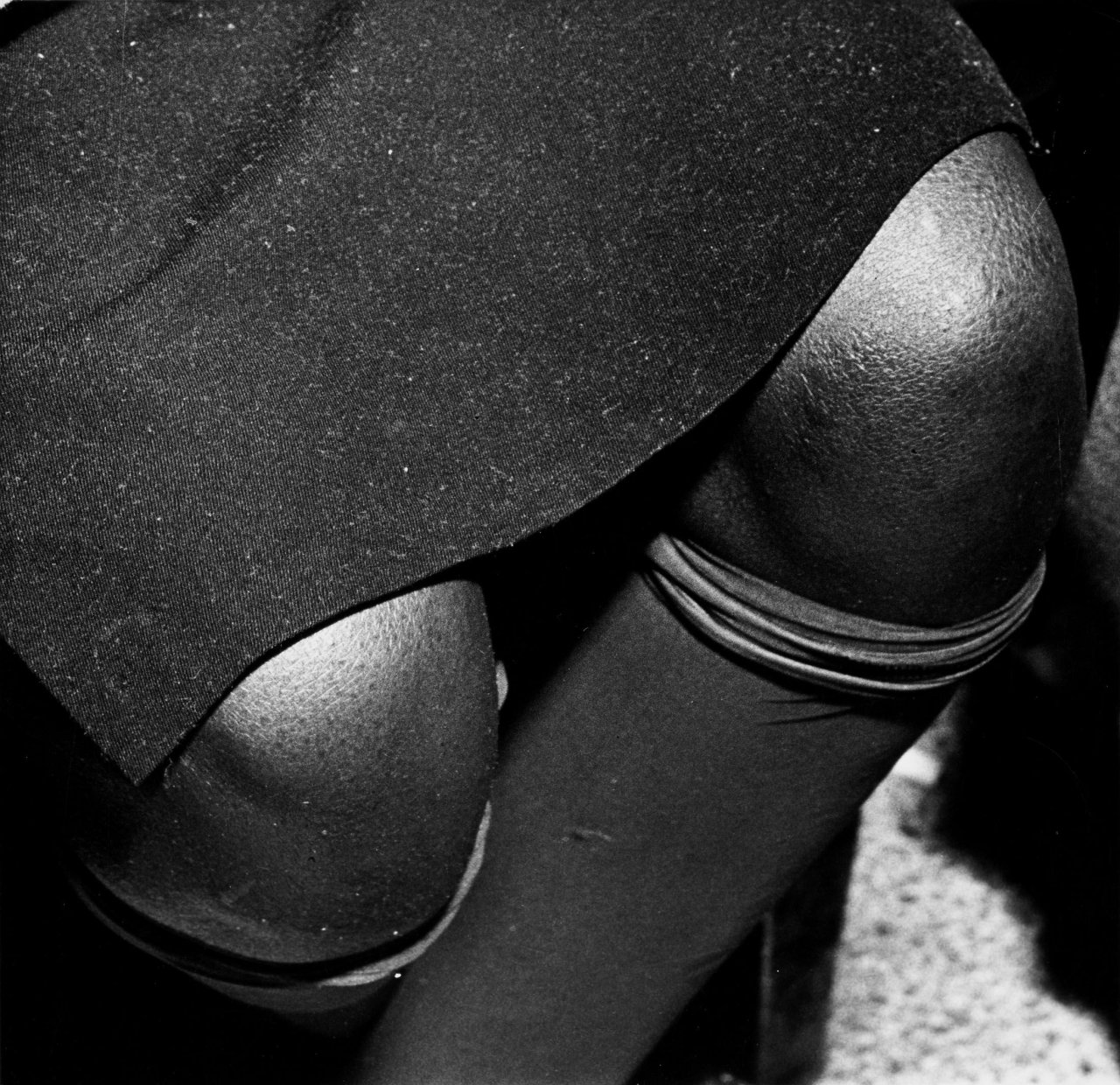 Auf diesem Bild ist das folgende Kunstwerk zu sehen:  Weegee (d.i. Fellig, Arthur H.). Ohne Titel (Knees). 1940er Jahre.