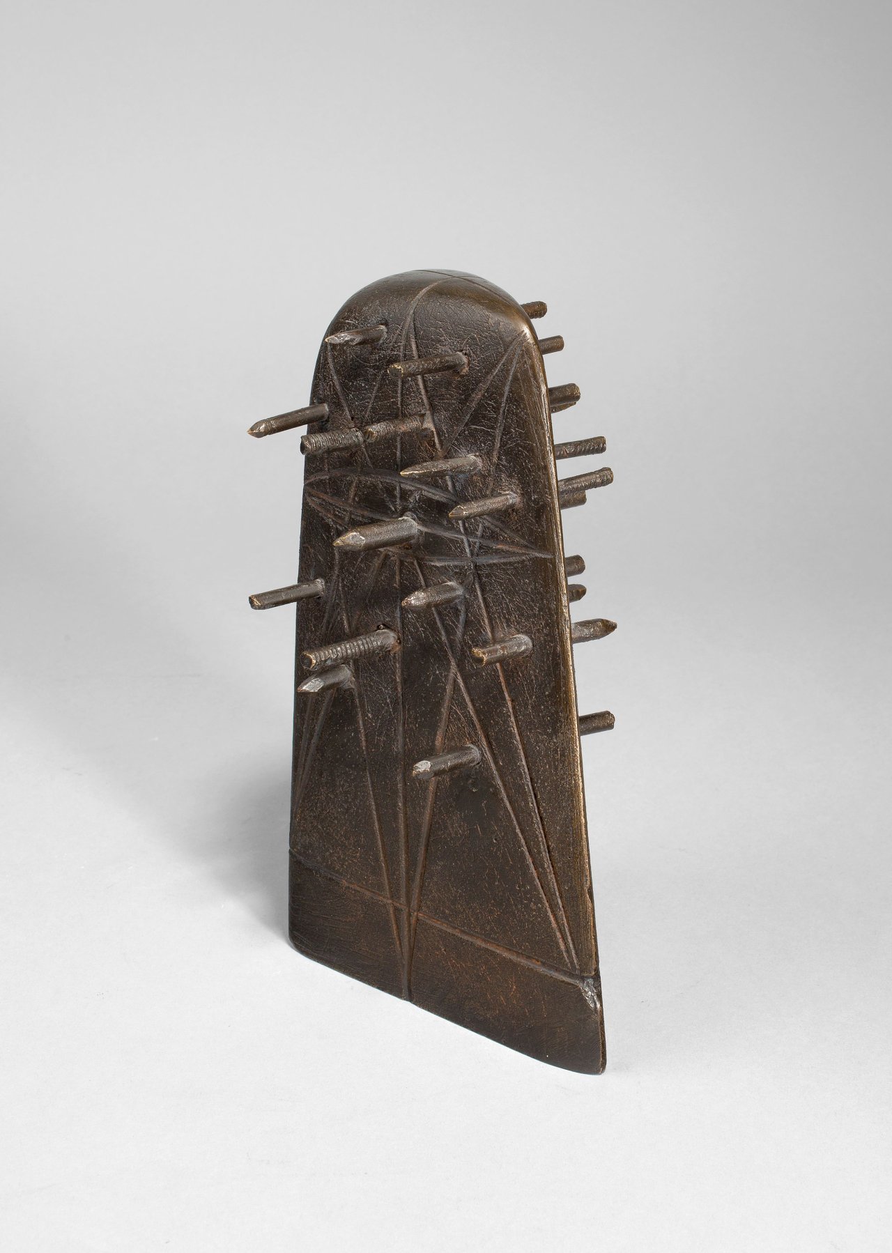 Auf diesem Bild ist das folgende Kunstwerk zu sehen: Rainer Kriester. „Nagelkopf I“. 1994.