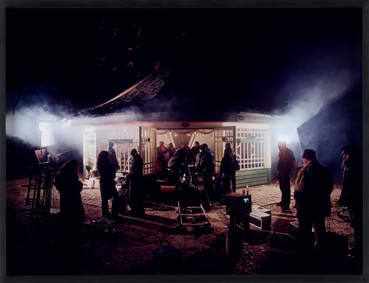 Auf diesem Bild ist das folgende Kunstwerk zu sehen: Julian Rosefeldt. „Making of (Asylum)“. 2001.