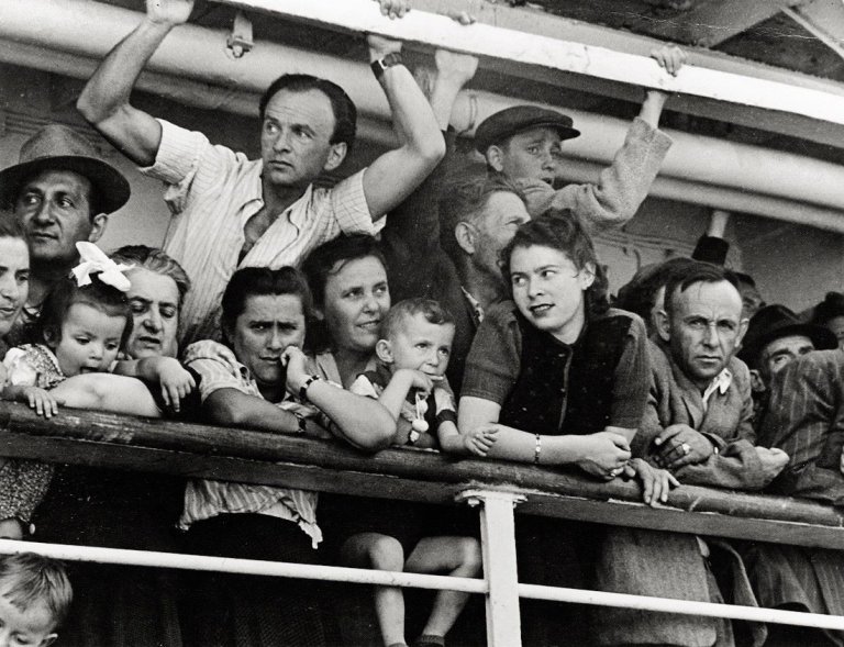 Auf diesem Bild ist das folgende Kunstwerk zu sehen: Robert Capa (d.i. Endre Ernő Friedmann). Ohne Titel (Israel, Haifa: Ankunft tausender Flüchtlinge aus Osteuropa, der Türkei und Tunesien). 1949.
