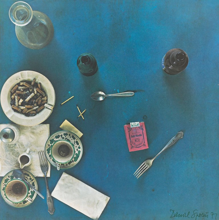 Auf diesem Bild ist das folgende Kunstwerk zu sehen: Daniel Spoerri. „Fallenbild Tableau Piège“. 1971.
