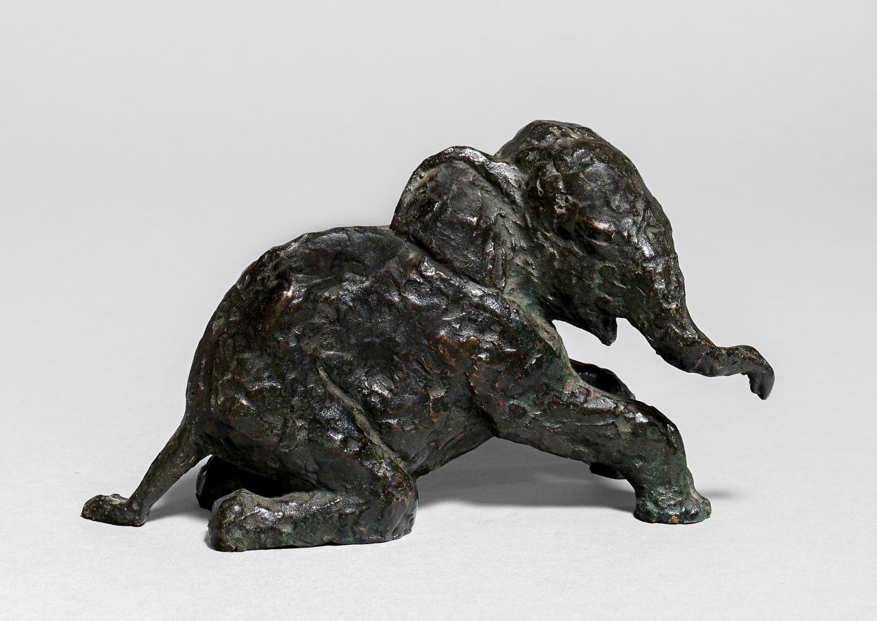 Auf diesem Bild ist das folgende Kunstwerk zu sehen: Renée Sintenis. „Knieender Elefant“. 1936.