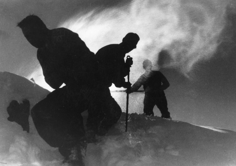 Auf diesem Bild ist das folgende Kunstwerk zu sehen:  Wolff & Tritschler (Dr. Paul Wolff & Alfred Tritschler). Ohne Titel (Szene im Schnee). 1930er Jahre.