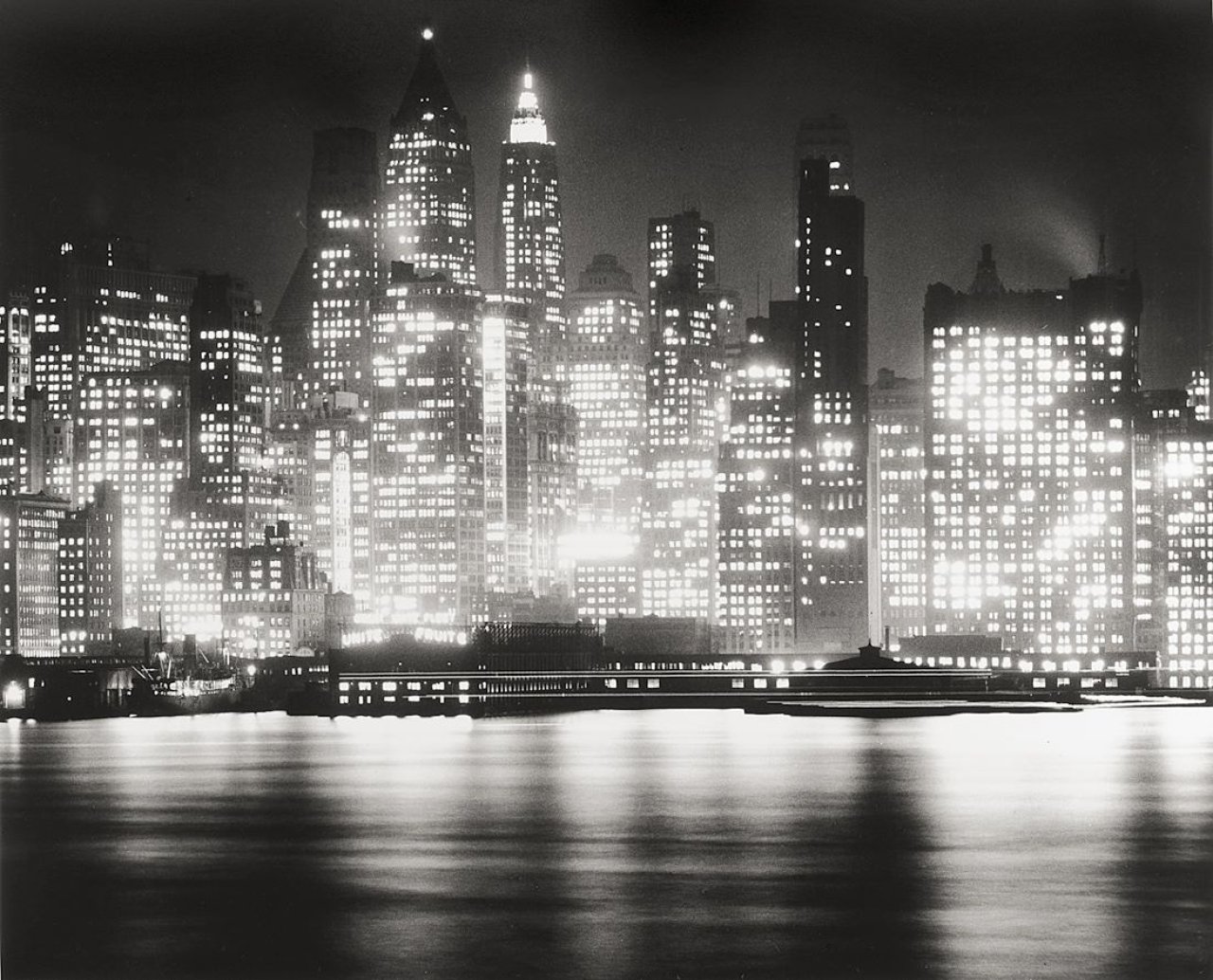 Auf diesem Bild ist das folgende Kunstwerk zu sehen: Andreas Feininger. Ohne Titel (Downtown Manhattan bei Nacht). 1940.