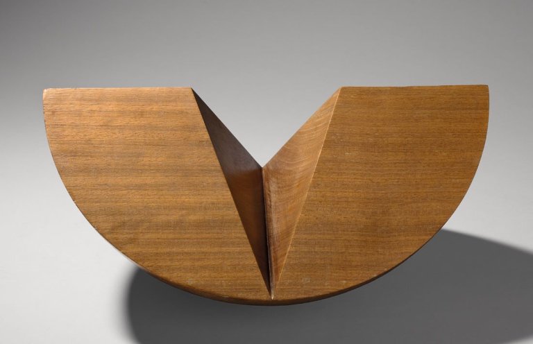 Auf diesem Bild ist das folgende Kunstwerk zu sehen: Max Bill. Zwilling als Viertelkugel. 1968.