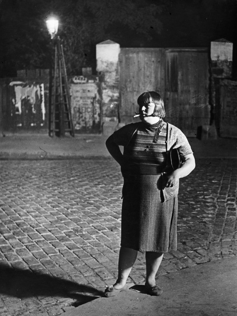 Auf diesem Bild ist das folgende Kunstwerk zu sehen:  Brassaï (d.i. Halász, Gyula). Fille de Joie, Quartier Italie, Paris. 1932.