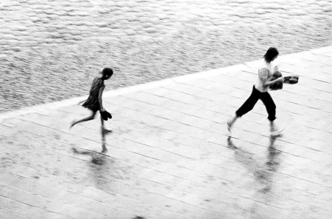 Catalog image of „Regenschauer am Nöldner Platz (2), Berlin-Lichtenberg“. 1971