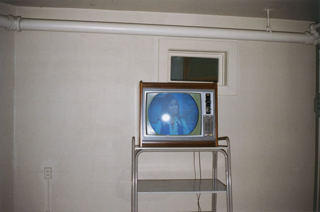 Auf diesem Bild ist das folgende Kunstwerk zu sehen: Stephen Shore. „Sandusky, Ohio, July“, aus der Serie „American Surfaces“, 1972–2005. 1972.