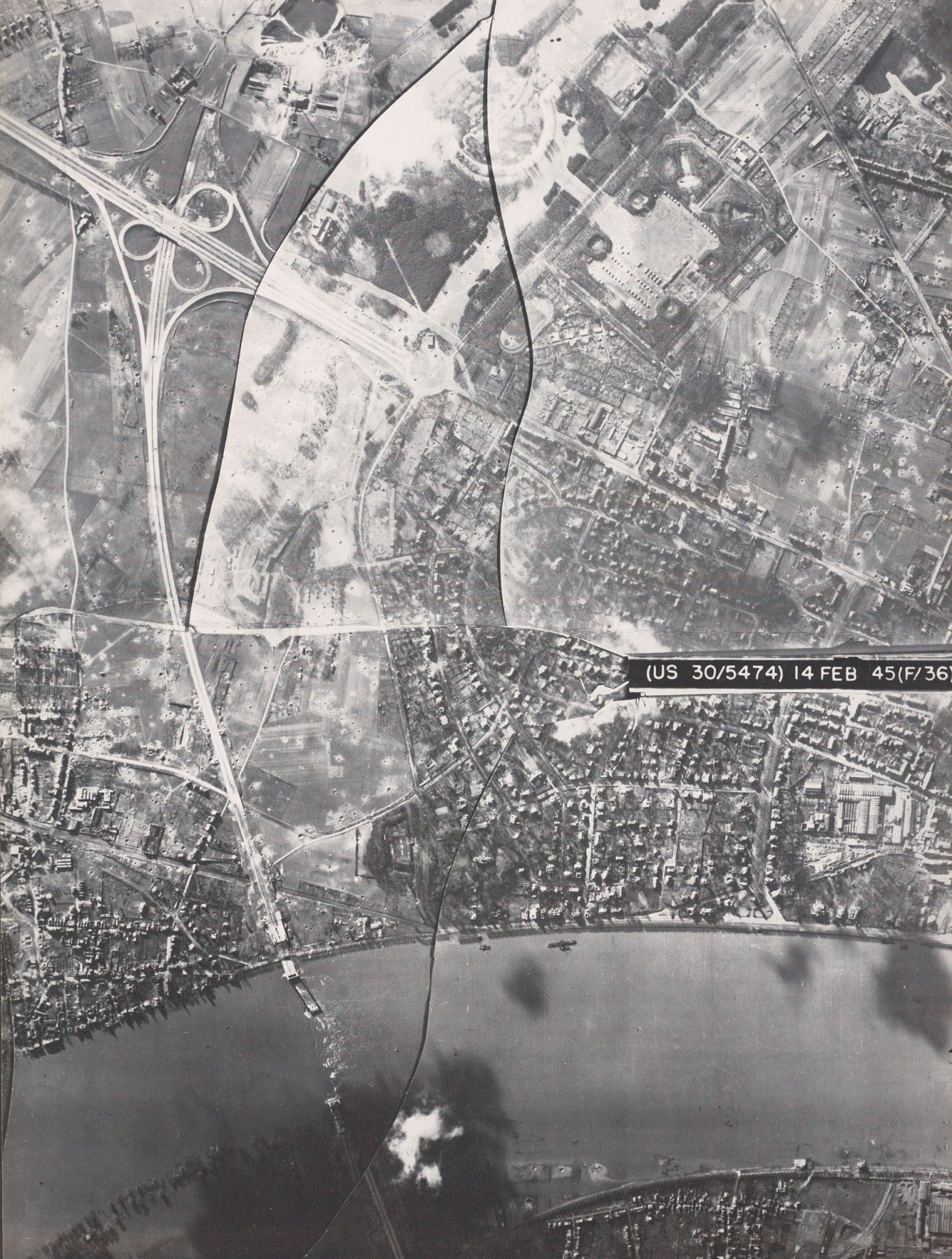 Auf diesem Bild ist das folgende Kunstwerk zu sehen: Gerhard Richter. „Bridge 14 Feb 45“. 2000.