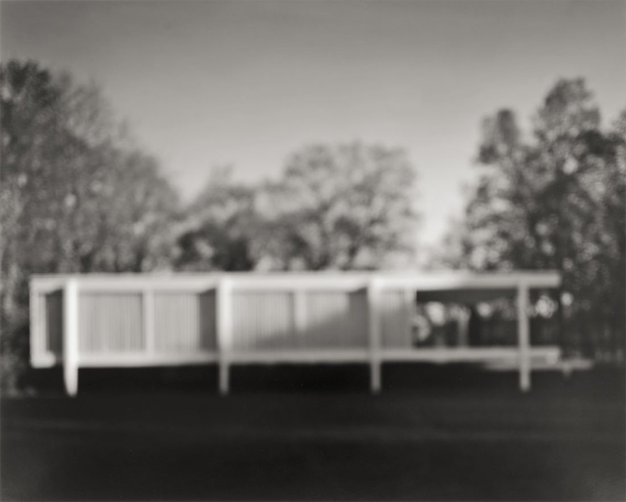 Auf diesem Bild ist das folgende Kunstwerk zu sehen: Hiroshi Sugimoto. Farnsworth House (Ludwig Mies van der Rohe), aus der Serie „Architecture“. 2001.