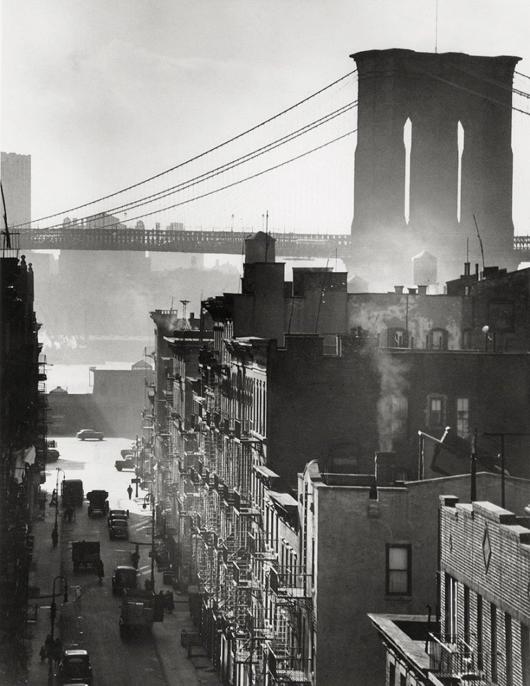 Auf diesem Bild ist das folgende Kunstwerk zu sehen: Andreas Feininger. „Lower East Side and Brooklyn Bridge, New York“. 1941.