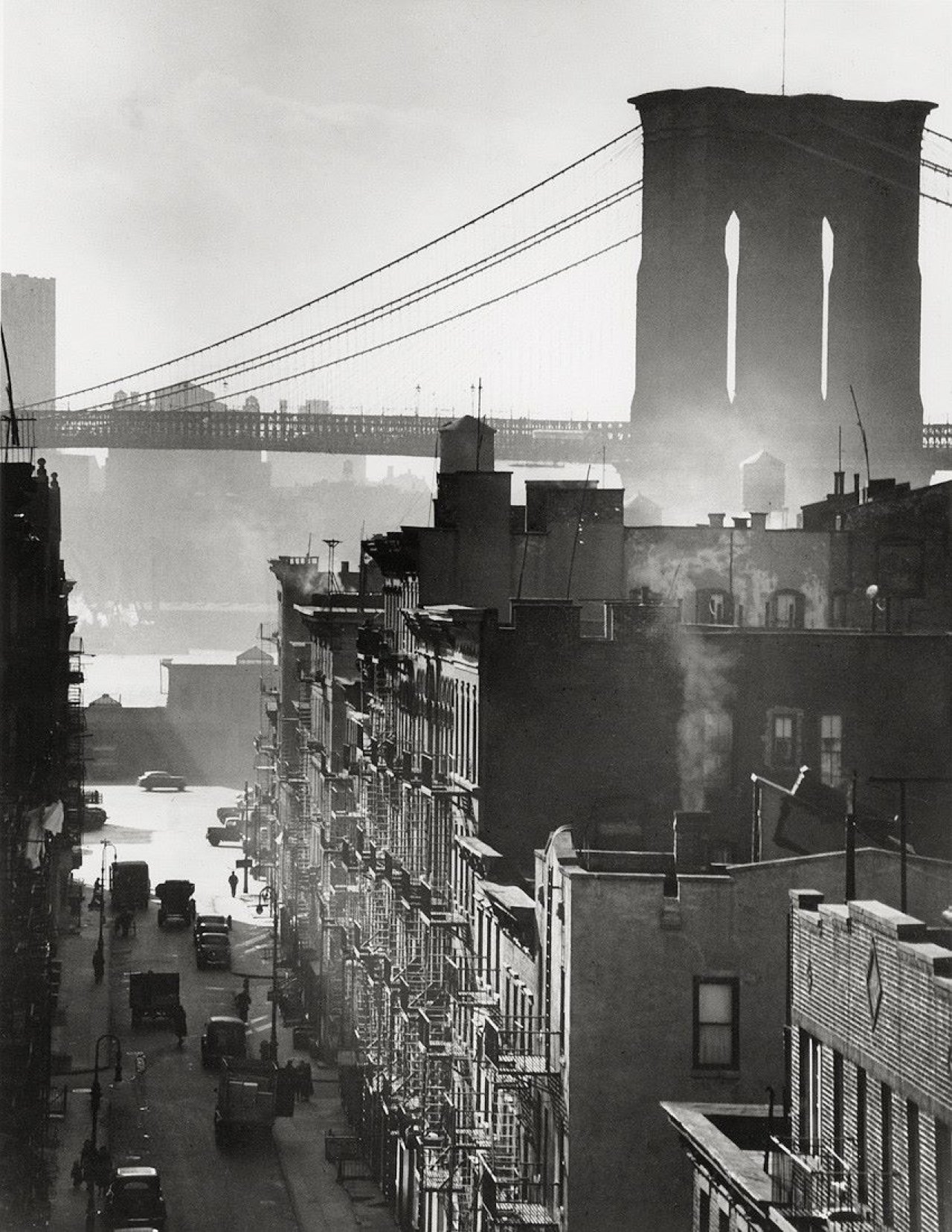 Auf diesem Bild ist das folgende Kunstwerk zu sehen: Andreas Feininger. „Lower East Side and Brooklyn Bridge, New York“. 1941.