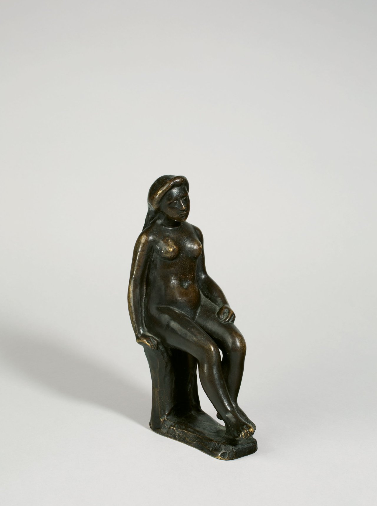 Auf diesem Bild ist das folgende Kunstwerk zu sehen: Aristide Maillol. Femme assise aux cheveux longs. Um 1908.