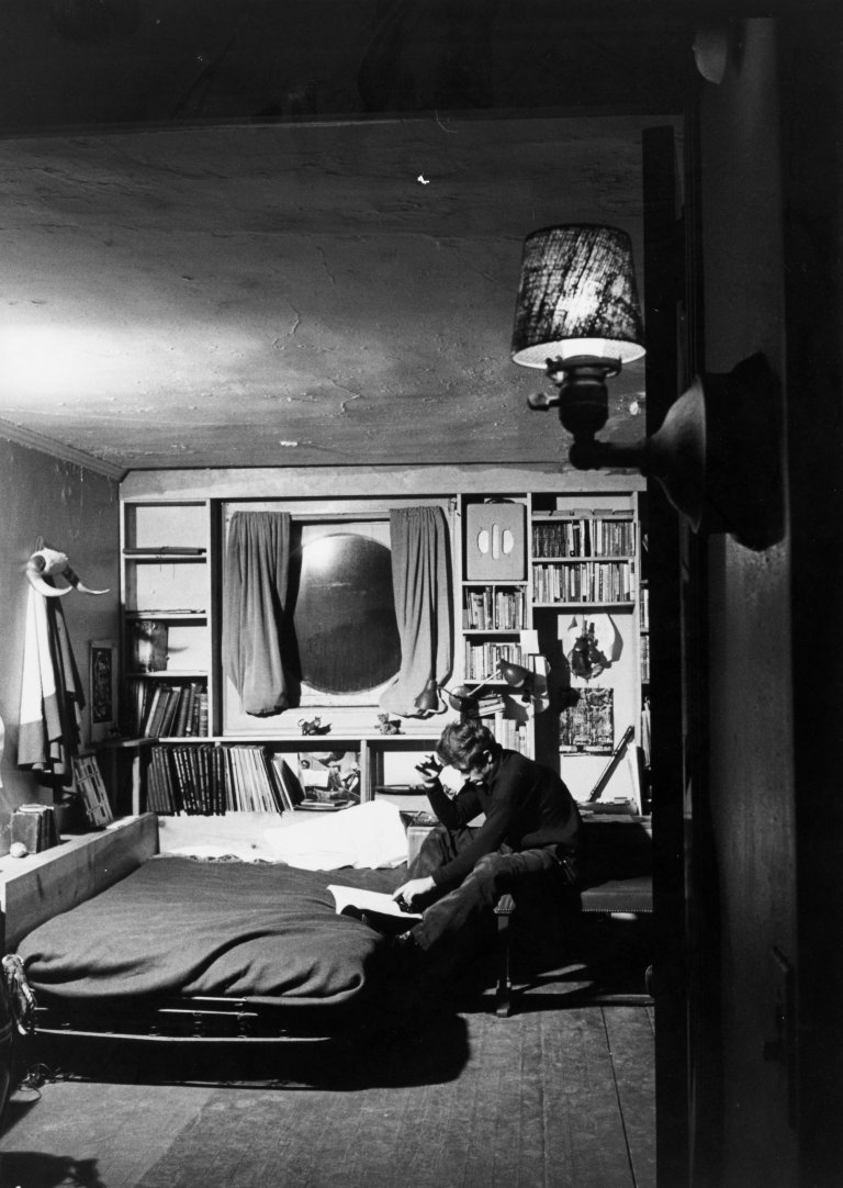 Auf diesem Bild ist das folgende Kunstwerk zu sehen: Dennis Stock. James Dean in seinem Apartment, New York, West 68th Street / James Dean in Fairmount, Indiana. 1955.
