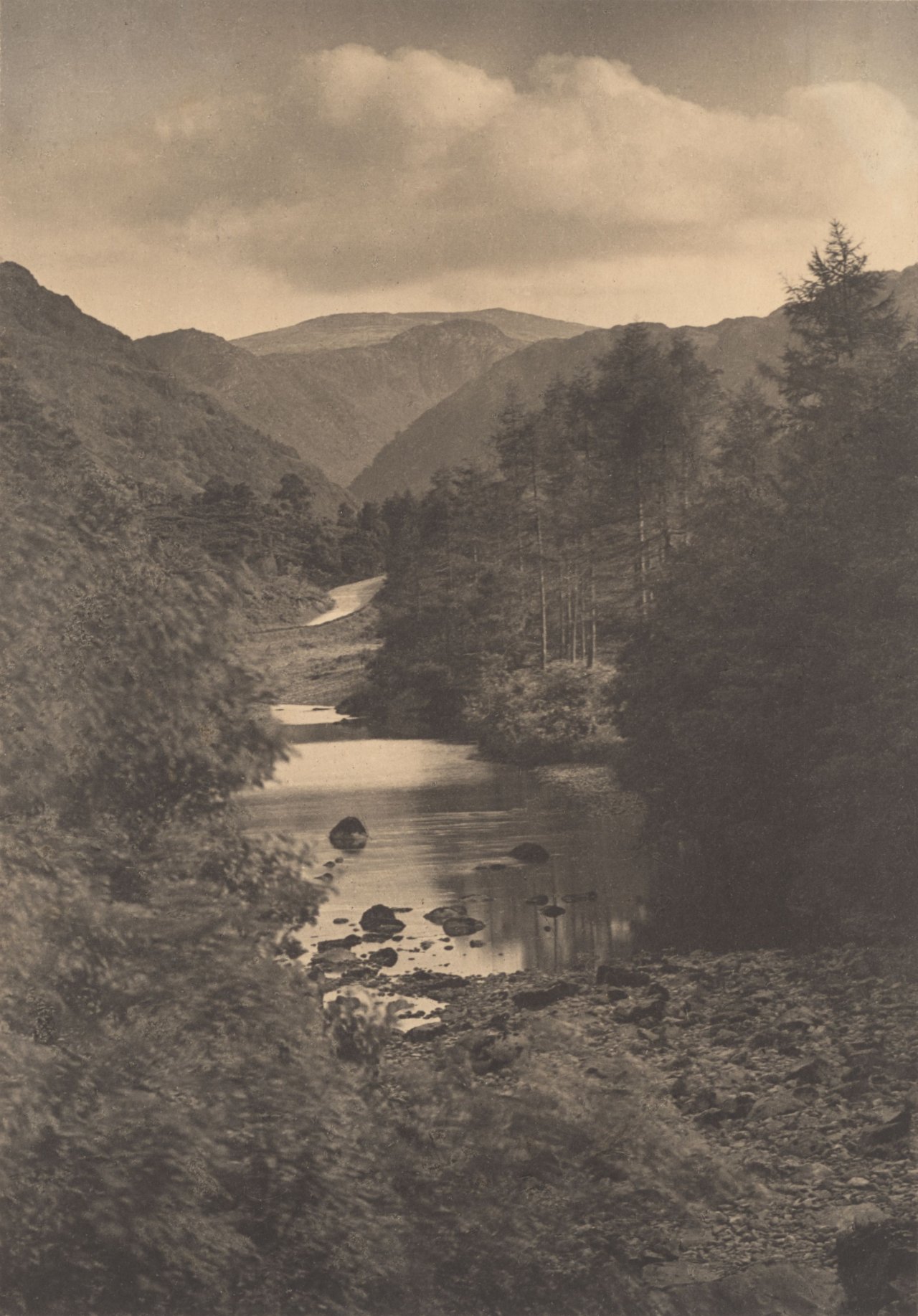 Auf diesem Bild ist das folgende Kunstwerk zu sehen: Frederick Henry Evans. „Borrowdale“. Um 1885.