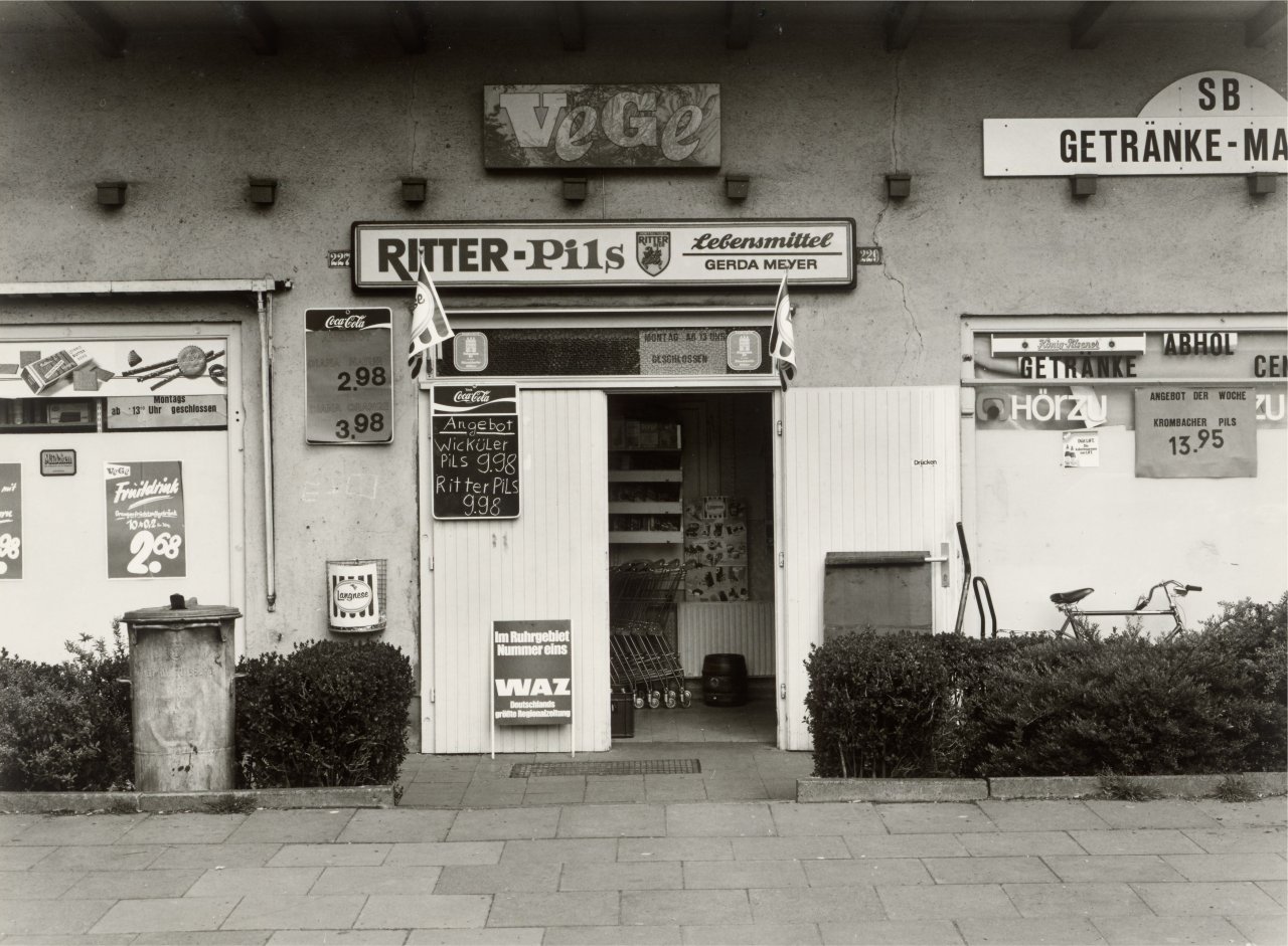 Auf diesem Bild ist das folgende Kunstwerk zu sehen: Tata Ronkholz. „Duisburg-Wedau. Kalkweg 227-229“, aus der Serie „Trinkhallen“, 1977–1984. 1978.