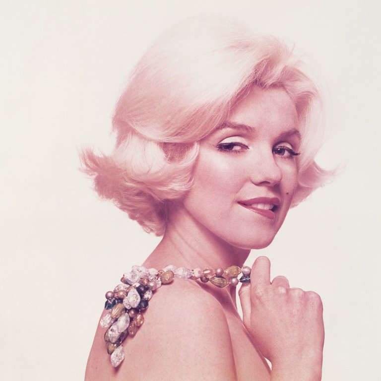 Auf diesem Bild ist das folgende Kunstwerk zu sehen: Bert Stern. Marilyn Monroe, aus „The Last Sitting“ (Teasing). 1962.