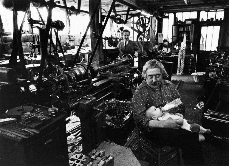 Auf diesem Bild ist das folgende Kunstwerk zu sehen: Robert Doisneau. „Paternité Métallurgique“. 1974.