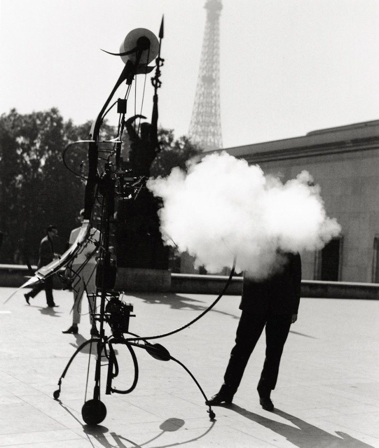 Auf diesem Bild ist das folgende Kunstwerk zu sehen: Robert Doisneau. Ohne Titel (Jean Tinguely mit einer seiner ,Zeichenmaschinen’). 1959.