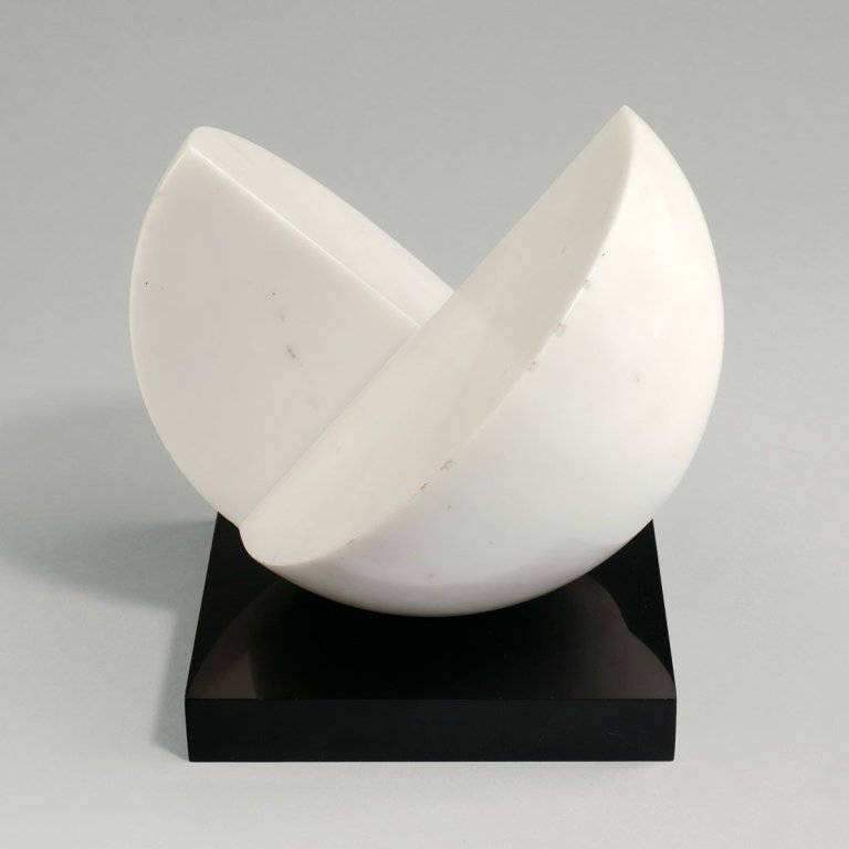 Auf diesem Bild ist das folgende Kunstwerk zu sehen: Max Bill. Ohne Titel (Halbe Kugel). Um 1966.