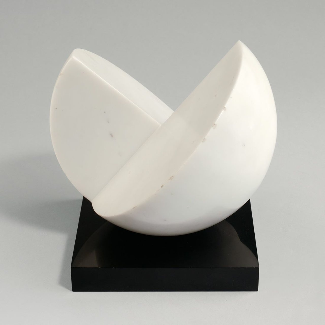 Auf diesem Bild ist das folgende Kunstwerk zu sehen: Max Bill. Ohne Titel (Halbe Kugel). Um 1966.