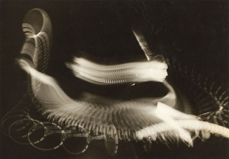 Auf diesem Bild ist das folgende Kunstwerk zu sehen: Harold E. Edgerton. Ohne Titel (Wirbelndes Tennisspiel). 1939.