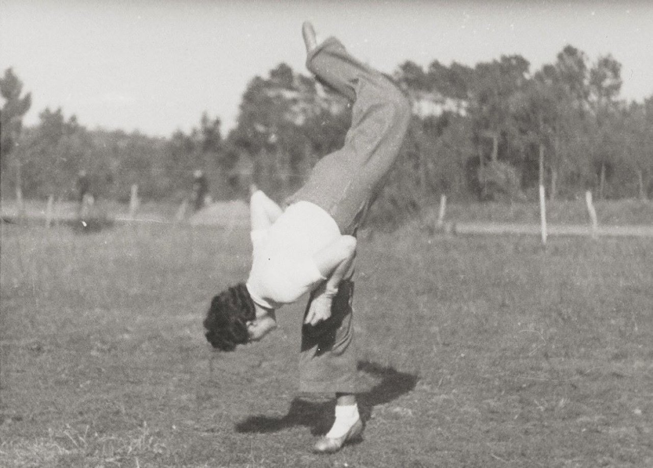 Auf diesem Bild ist das folgende Kunstwerk zu sehen: Jacques Henri Lartigue. Huguette Sabouret au Château des Essarts, Veyvialle, France. 1942.