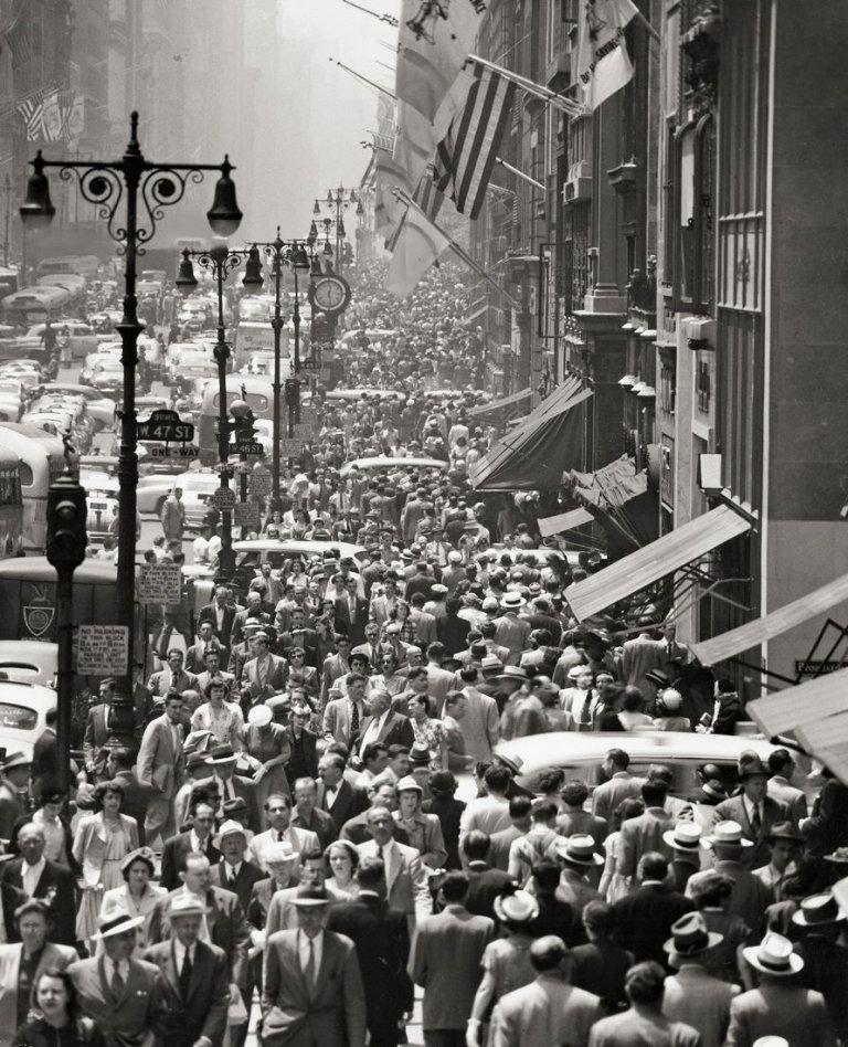 Auf diesem Bild ist das folgende Kunstwerk zu sehen: Andreas Feininger. Lunch Rush on 5th Avenue, New York. 1950.