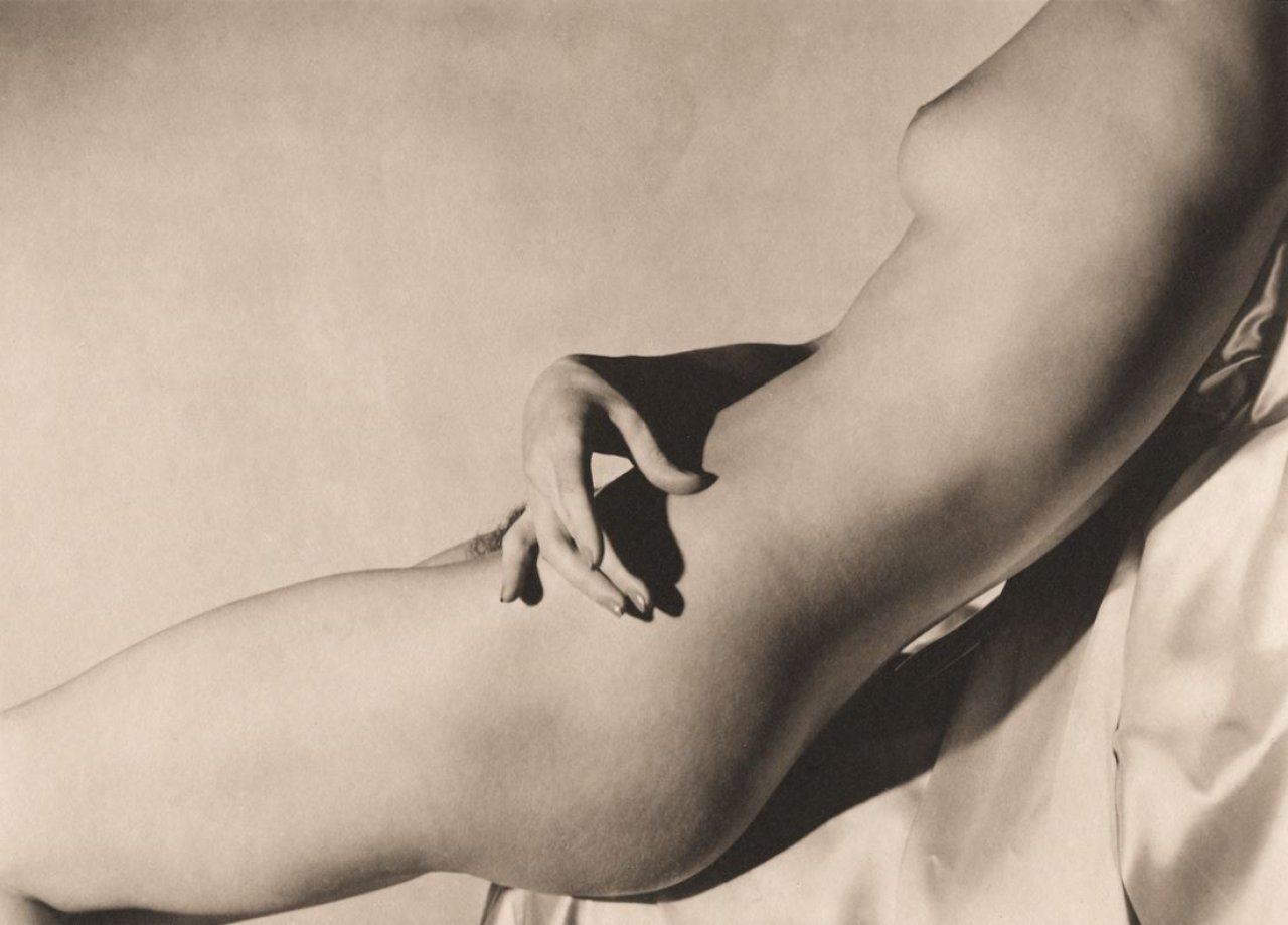 This picture shows the following artwork: Horst P. Horst (i.e. Horst Paul Albert Bohrmann). Lisa: Hand on Torso I. 1940.