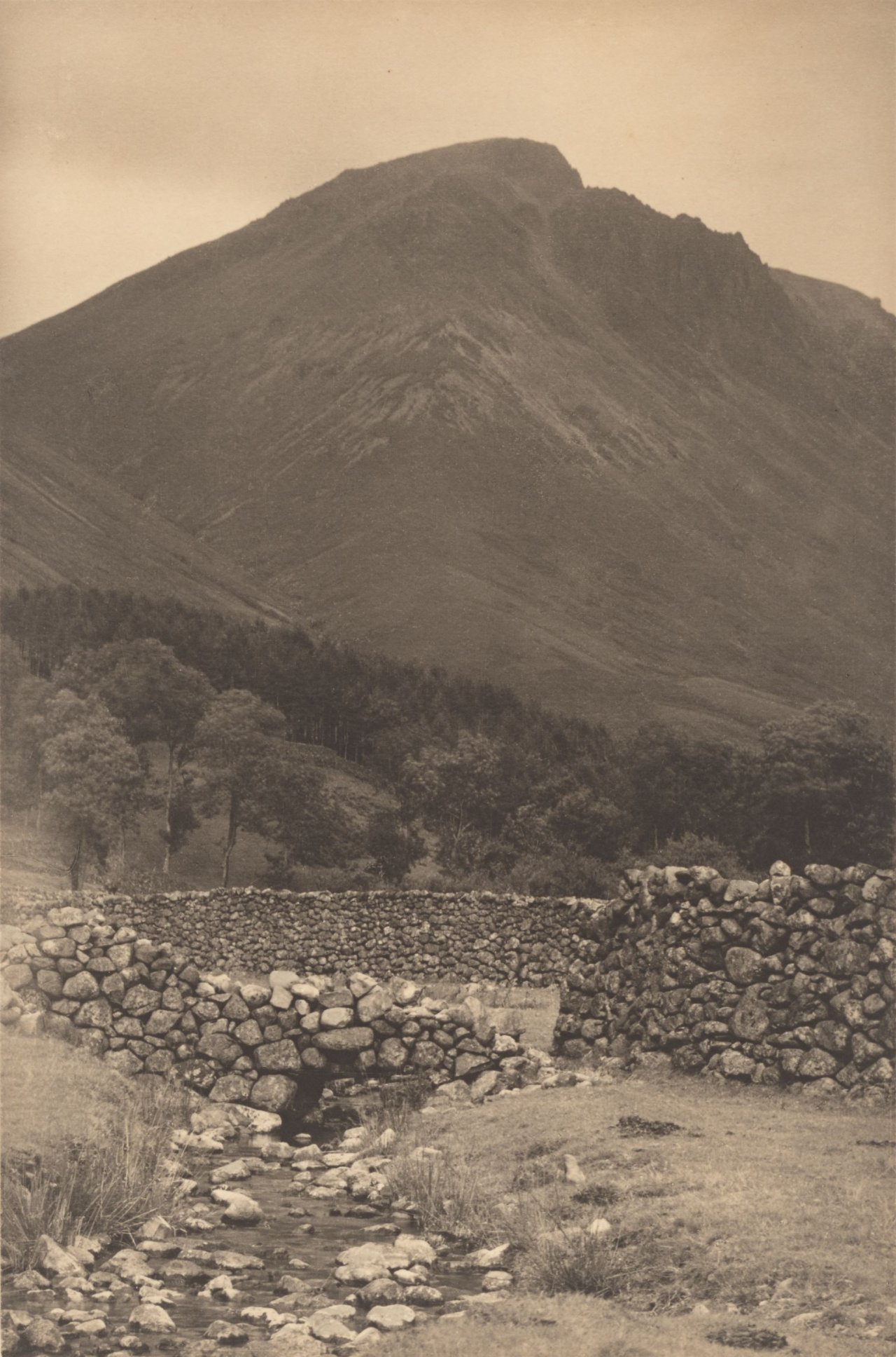Auf diesem Bild ist das folgende Kunstwerk zu sehen: Frederick Henry Evans. „A Mountain Shoulder“. Um 1910.